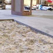 Piasek w zagłębieniu naprawianej posadzki betonowej.