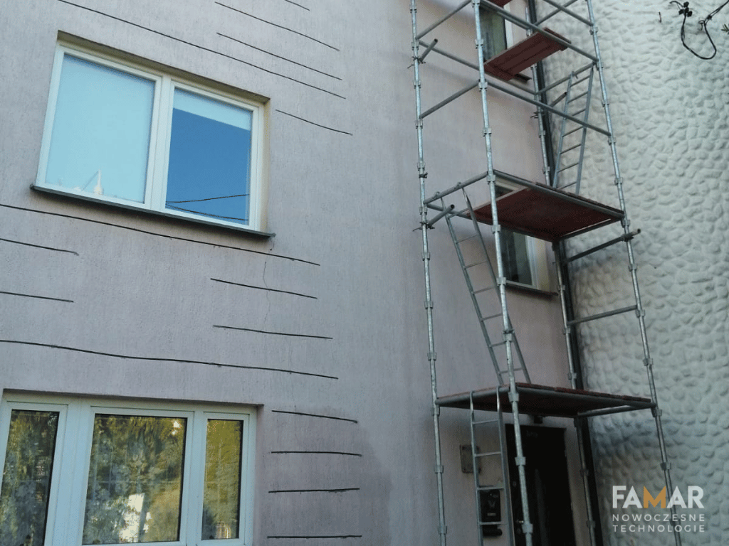 Kotwy do ściany STATIbar mają bardzo szerokie zastosowanie - na zdjęciu widoczna jest zrealizowana przez Famar naprawa pęknięcia ścian z cegły pełnej, które pojawiły się na nowym budynku w miejscowości Puńsk.