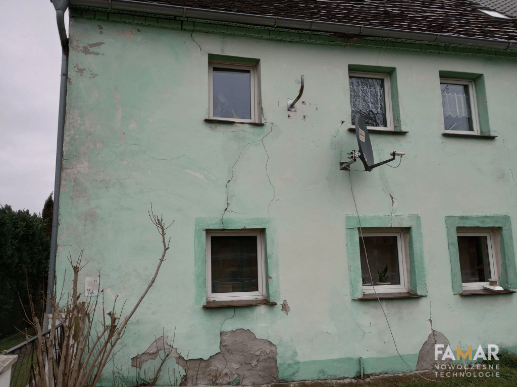 Przykład pęknięć w ścianach spowodowanych osiadaniem budynku