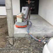 Szlifowanie posadzki betonowej na tarasie zewnętrznym.